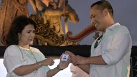 PT Indonesia Tourism Development Corporation kini bisa bertransaksi non tunai di ribuan merchan berlogo e-money dengan beragam kebutuhan seperti pembayaran tol, transjakarta dan kereta Commuterline. Foto: dok. Bank Mandiri