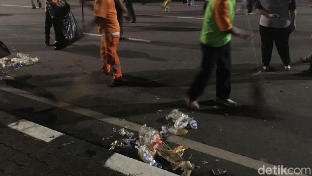 Pasukan Oranye Bersihkan Sampah Pendukung Anies-Sandi