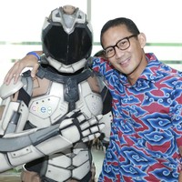 Sandiaga Uno juga pernah tampil dengan batik. Dalam gaya yang lebih muda, Sandi memiliki beberapa koleksi batik Mega Mendung. Foto: Dok. Instagram