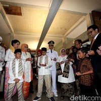 Kebaya Fery Farhati dilengkapi dengan kain batik betawi bernuansa oranye. Sebagai pelengkap, Fery tak lupa menambahkan selendang panjang dengan corak batik serupa yang dipakai di bagian lengan. Foto: Lamhot Aritonang