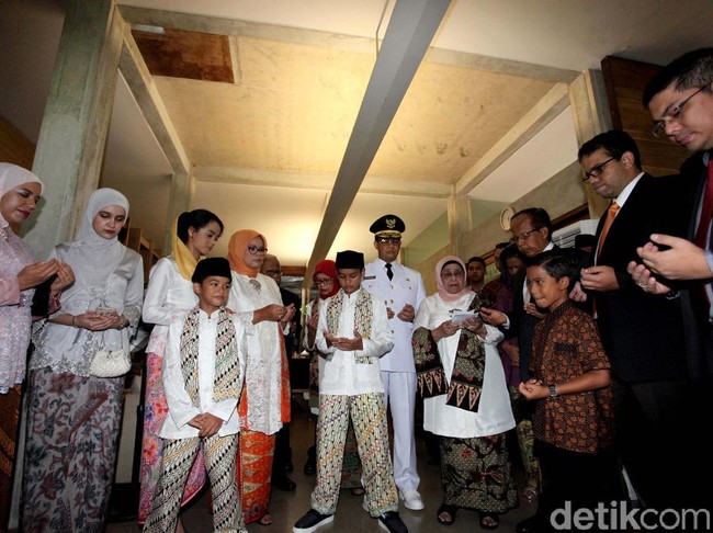 Kebaya Fery Farhati dilengkapi dengan kain batik betawi bernuansa oranye. Sebagai pelengkap, Fery tak lupa menambahkan selendang panjang dengan corak batik serupa yang dipakai di bagian lengan. Foto: Lamhot Aritonang