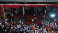 Begini suasana para pendukung Anies-Sandi ketika berkumpul di depan panggung.