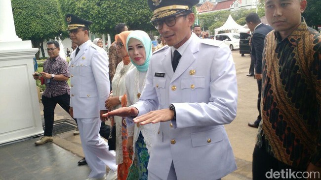 Hari ini DKI Jakarta menyambut pasangan Gubernur dan Wakil Gubernur terpilih, Anies Baswedan dan Sandiaga Uno. Sebelum berseragam putih ketika pelantikan, berikut ini gaya keseharian pasangan Anies-Sandi. Foto: Danu Damarjati-detikcom