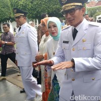Hari ini DKI Jakarta menyambut pasangan Gubernur dan Wakil Gubernur terpilih, Anies Baswedan dan Sandiaga Uno. Sebelum berseragam putih ketika pelantikan, berikut ini gaya keseharian pasangan Anies-Sandi. Foto: Danu Damarjati-detikcom