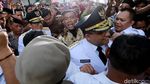 Hebohnya Pendukung Sambut Anies-Sandi di Balai Kota