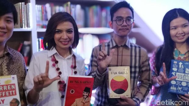 Gibran Rakabuming Raka dan Duta Baca Nasional Najwa Shihab meresmikan Pojok Baca di gerai Markobar