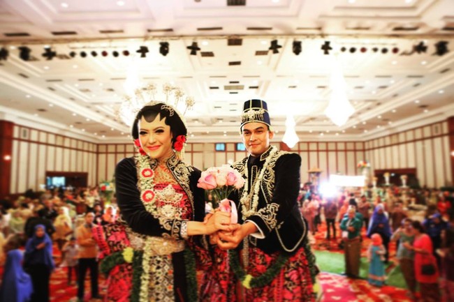 Pasangan selebriti Adhitya Putri dan Ridwan Ghani juga menerapkan adat Jawa saat menikah. Adhitya Putri memilih tetap memakai payes asli dan membuat hijab di atas kepala tampak seperti rambut yang dihiasi melati. Foto: Dok. Instagram