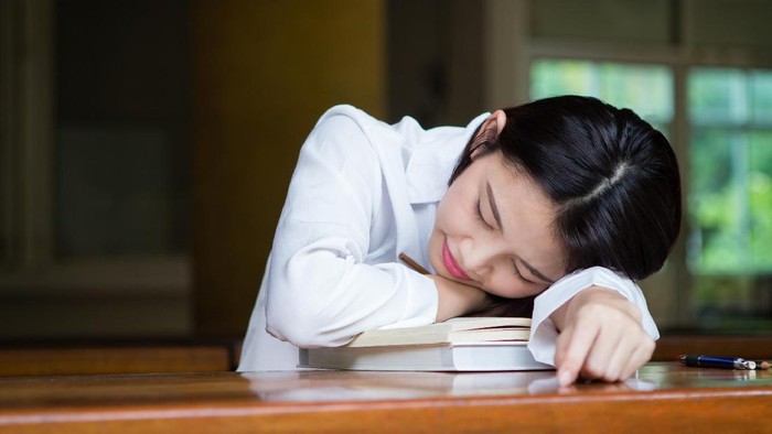 837950378 asian girl in library
