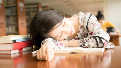 Sering Mengantuk Setelah Makan Siang? Ini Cara Mencegahnya