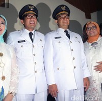 Fery Farhati memakai kebaya encim warna off white. Penampilan istri Anies Baswedan itu dilengkapi dengan bros perak berukuran cukup besar yang di letakkan di tengah dada. Foto: Agung Pambudhy