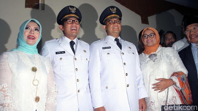 Fery Farhati memakai kebaya encim warna off white. Penampilan istri Anies Baswedan itu dilengkapi dengan bros perak berukuran cukup besar yang di letakkan di tengah dada. Foto: Agung Pambudhy