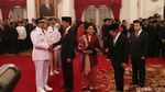 Foto: Momen Jokowi-Anies Salaman Usai Pelantikan