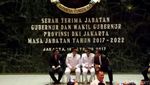 Foto: Salam 2 Jari Anies-Sandi Saat Sertijab