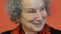 Nama Margaret Atwood juga diunggulkan di Nobel Sastra 2017 bersanding dengan Ngugi wa Thiongo sampai Haruki Murakami. Namun, penulis asal Inggris Kazuo Ishiguro yang berhasil menerima Nobel Sastra.  Foto: Getty Images