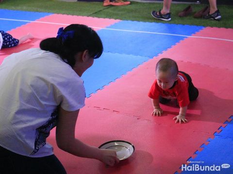 Kocak! Laptop pun Jadi 'Pancingan' agar Bayi Mau Merangkak