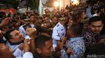 Hebohnya Pendukung Sambut Anies-Sandi di Balai Kota