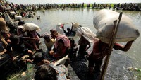 Tampak barisan pengungsi Rohingya yang seakan tidak berhenti untuk melewati perbatasan.