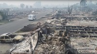 Mobil tersebut berjalan di jalanan kota yang sepi