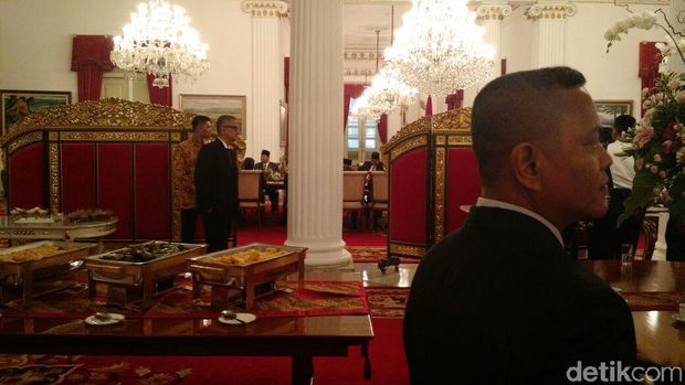 Jokowi dan Prabowo mengobrol usai pelantikan Anies-Sandi / 