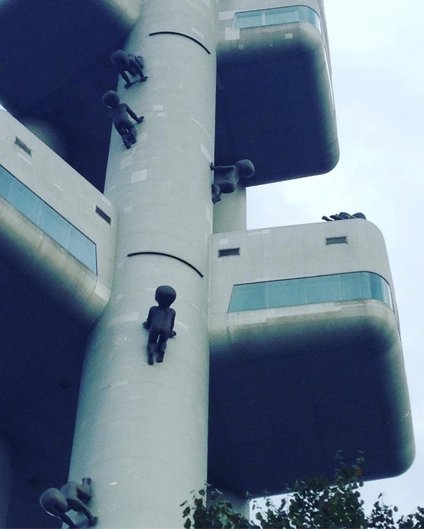 Patung tersebut dibuat oleh seniman David Cerny tahun 2000. Saat Zizkov TV Tower tak lagi beroperasi, 10 patung bayi itu tetap tidak dipindahkan karena digemari traveler (jennikarling/Instagram) Patung tersebut dibuat oleh seniman David Cerny tahun 2000. Saat Zizkov TV Tower tak lagi beroperasi, 10 patung bayi itu tetap tidak dipindahkan karena digemari traveler (jennikarling/Instagram)