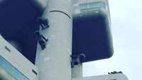 Patung tersebut dibuat oleh seniman David Cerny tahun 2000. Saat Zizkov TV Tower tak lagi beroperasi, 10 patung bayi itu tetap tidak dipindahkan karena digemari traveler (jennikarling/Instagram)
