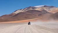 Salar de Uyuni sebenarnya merupakan bagian dari Danau Michin, danau besar pada zaman prasejarah. Lalu Danau Michin mengering, dan menyisakan Salar de Uyuni. Di bawah permukaannya, sekitar 2-20 meter, ada danau air garam jenuh. Danau ini ditutupi oleh kumpulan garam padat yang akhirnya membentuk dataran garam yang luas (Sarah Duff/CNN)