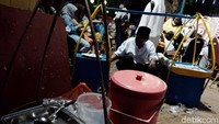 Aneka kuliner khas Betawi disajikan di acara Selamatan Jakarta di Balai Kota DKI Jakarta, Senin (16/10/2017).
