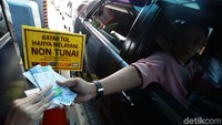 Dengan digratiskannya e-Money ini, pengguna tol dapat memperoleh saldo penuh tanpa perlu dipotong biaya kartu lagi. Misalnya, membayar Rp 50.000, maka saldo di dalam uang elektronik juga sebesar Rp 50.000.