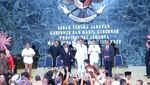 Foto: Salam 2 Jari Anies-Sandi Saat Sertijab