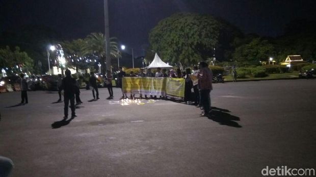 Tagih Janji Anies-Sandi Hentikan Reklamasi, Massa Gelar Aksi Lilin