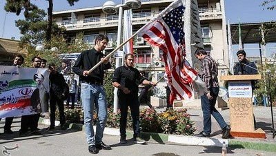 Aksi Protes Mahasiswa Iran Terhadap Presiden Amerika Serikat