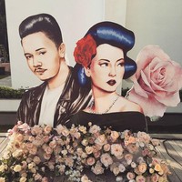 Ilustrasi kedua pasangan menjadi spot foto yang tak kalah cantik dengan ornamen bunga asli di bawahnya. Foto: Dok. Instagram