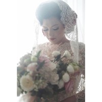 Veil berbahan lace cantik dengan hiasan bordir dan manik menyempurnakan tampilan gaun. Foto: Dok. Instagram