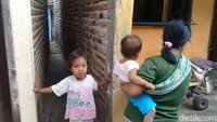 Foto gang inilah yang membuat kisah Mbah Sri viral. Dalam postingan yang beredar di media sosial, rumah Mbah Sri disebut tertutup rumah lain hingga akses keluar masuk hanya dari gang ini. Foto: Sugeng Harianto
