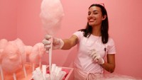 Jangan lewatkan cicip cotton candy rasa cherry di sini. Tampilannya meriah dengan glitter yang bisa dimakan. Foto: Business Insider