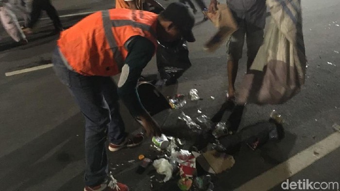 Pasukan Oranye Bersihkan Sampah Pendukung Anies-Sandi