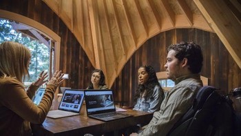 Suasana ruang rapat kerja karyawan Microsoft. Asyik ya. (Foto: Dok. Microsoft)