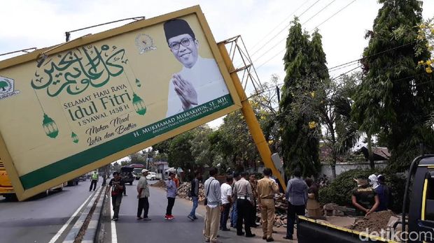 Baliho Bergambar Politisi Golkar di Kota Pasuruan Tumbang