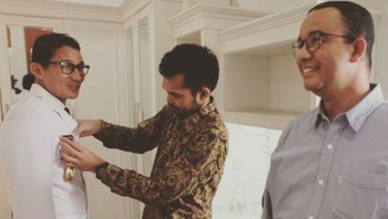 Anies dan Sandi tampak sumringah mengenakan seragam Gubernur DKI. Foto: Instagram Anies-Sandi