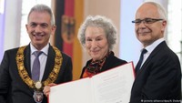 Dia menerima penghargaan pada Minggu (15/10) di Frankfurt.  Foto: Istimewa/ DW