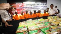 Sejumlah barang bukti diperlihatkan saat rilis oleh Bareskrim Mabes Polri di Jakarta, Senin (16/10/2017).