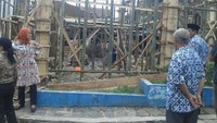 Bupati Iti lalu meminta para pihak terkait untung datang dan menjelaskan. Mulai dari kepala desa sampai warga yang membangun bangunan liar tersebut/Foto: Istimewa