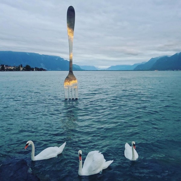 La Fourchette yang dirancang oleh seniman Jean Pierre Zaugg itu tidak ditaruh di dalam museum. Melainkan di Danau Jenewa di depan museum (jandrreis/Instagram) La Fourchette yang dirancang oleh seniman Jean Pierre Zaugg itu tidak ditaruh di dalam museum. Melainkan di Danau Jenewa di depan museum (jandrreis/Instagram)