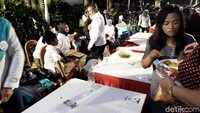 Aneka kuliner yang disajikan ludes diserbu warga.