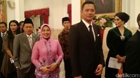 Keduanya ikut mengantre untuk memberi ucapan selamat kepada Anies dan Sandiaga.