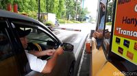 Kartu e-Money Dibagikan Gratis di Tol, Begini Suasananya