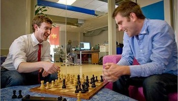 Beralih ke karir gemilang Chris Cox. Dia sudah bergabung menjadi engineer di tahun 2005, hanha setahun setelah Facebook didirikan. Cox pun jadi salah satu orang kepercayaan sang pendiri Facebook, Mark Zuckerberg. Foto: istimewa