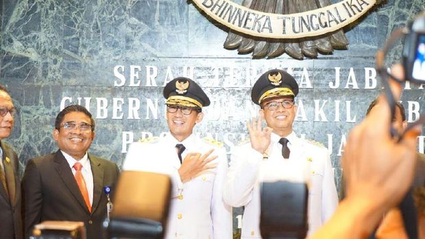 Serah Terima Jabatan, Anies-Sandi Salam 2 Jari dan OK OCE