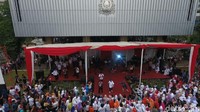 Sebuah panggung sudah didirikan di depan Balai Kota untuk acara Selamatan Jakarta.