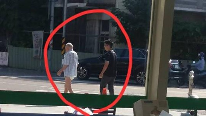 Kasir Muda Ini Rela Antar Pulang Pelanggan yang Mengidap Alzheimer